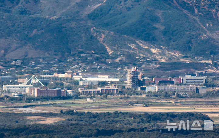 [파주=뉴시스] 황준선 기자 = 지난해 10월15일 경기 파주시 접경지역에서 바라본 개성공단의 모습. 2026.02.05. hwang@newsis.com