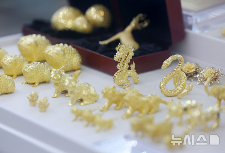 [서울=뉴시스] 김진아 기자 = 금값이 연일 고공행진을 이어가고 있는 15일 서울 종로구 한국금거래소에 금 제품이 전시돼 있다.  13일(현지시간) 미국 뉴욕포스트에 따르면 미국 투자은행 뱅크오브아메리카는 2026년 금값이 온스(약 8.3돈)당 5000달러(약 713만원)까지 도달할 것이란 전망을 내놨다. 2025.10.15. bluesoda@newsis.com