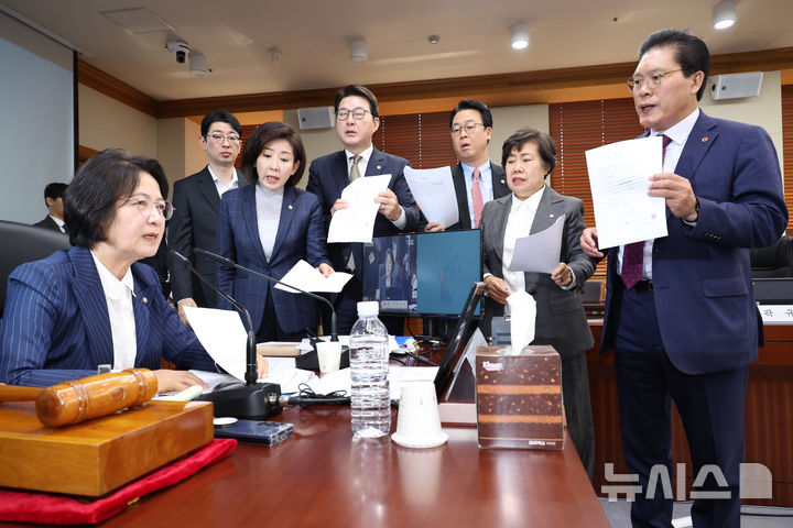 [서울=뉴시스] 김금보 기자 = 국회 법제사법위원회 국민의힘 의원들이 15일 오전 서울 서초구 대법원에서 열린 전체회의에서 '이재명 대통령의 공직선거법위반 사건에 대한 대법원 전원합의체 관련 서류 제출 요구의 건' 처리에 재판 개입이라 주장하며 항의하고 있다. 2025.10.15. kgb@newsis.com