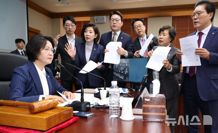 [서울=뉴시스] 김금보 기자 = 국회 법제사법위원회 국민의힘 의원들이 15일 오전 서울 서초구 대법원에서 열린 전체회의에서 '이재명 대통령의 공직선거법위반 사건에 대한 대법원 전원합의체 관련 서류 제출 요구의 건' 처리에 재판 개입이라 주장하며 항의하고 있다. 2025.10.15. kgb@newsis.com