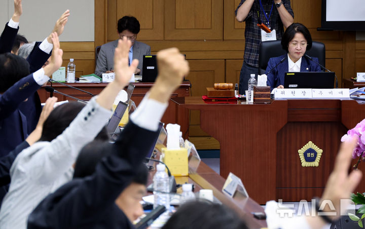 [서울=뉴시스] 김금보 기자 = 15일 오전 서울 서초구 대법원에서 열린 전체회의에서 '이재명 대통령의 공직선거법위반 사건에 대한 대법원 전원합의체 관련 서류 제출 요구의 건'에 대한 찬성 거수투표가 진행되고 있다. 2025.10.15. kgb@newsis.com