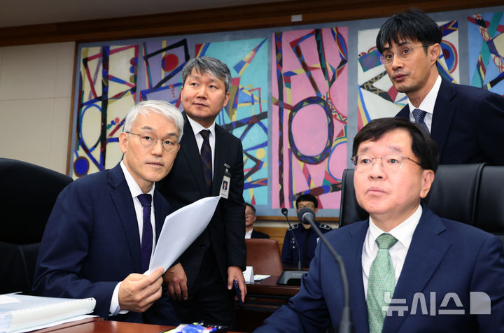 [서울=뉴시스] 김금보 기자 = 천대엽(왼쪽) 법원행정처 처장과 직원들이 15일 오전 서울 서초구 대법원에서 열린 국회 법제사법위원회 국정감사에서 준비한 인사말을 하지 못한 채 현장점검으로 이어지자 법사위원장석 상황을 살피고 있다. 2025.10.15. kgb@newsis.com