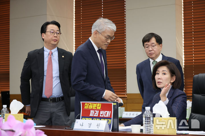 [서울=뉴시스] 김금보 기자 = 천대엽 법원행정처 처장이 15일 오전 서울 서초구 대법원에서 열린 국회 법제사법위원회 국정감사에서 준비한 인사말을 하지 못한 채 현장점검으로 이어지자 나경원 국민의힘 의원과 논의하고 있다. 2025.10.15. kgb@newsis.com