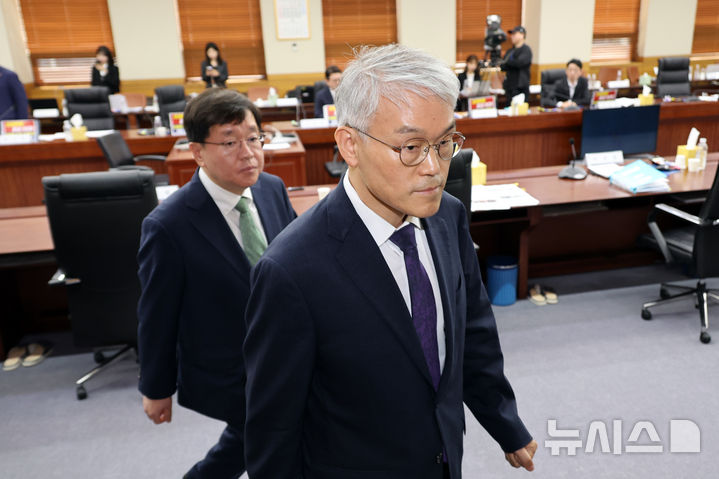 [서울=뉴시스] 김금보 기자 = 천대엽 법원행정처 처장이 15일 오전 서울 서초구 대법원에서 열린 국회 법제사법위원회 국정감사에서 준비한 인사말을 하지 못한 채 국감장을 나서고 있다. 2025.10.15. kgb@newsis.com