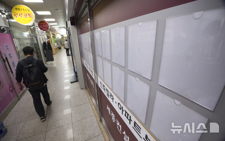 [서울=뉴시스] 김근수 기자 = 정부가 10·15 부동산 대책을 발표한 15일 오전 서울 마포구의 한 부동산 밀집 상가에 매물 안내판이 텅 비어 있다.정부가 6·27 대출 규제과 9·7공급대책에 이어 발표한 추가 대책은 기존 규제지역인 강남3구·용산구를 포함한 서울 25개 구 전역과 한강 이남의 경기도 12곳 등 총 27곳을 조정대상지역·투기과열지구·토지거래허가구역 등 '삼중 규제지역'으로 묶고 금융규제까지 강화하는 내용이다. 2025.10.15. ks@newsis.com