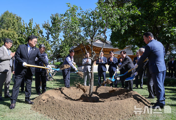 [서울=뉴시스] 김명년 기자 = 우원식(왼쪽 첫 번째) 국회의장을 비롯한 노사 5단체 대표들이 15일 서울 여의도 국회 사랑재에서 열린 사회적 대화 공동선언식에 앞서 참석자들과 기념 식수를 하고 있다. 왼쪽부터 우 의장, 김동명 한국노총 위원장, 양경수 민주노총 위원장, 김기문 중소기업중앙회장, 손경식 한국경영자총협회장, 최태원 대한상의 회장. 2025.10.15. kmn@newsis.com