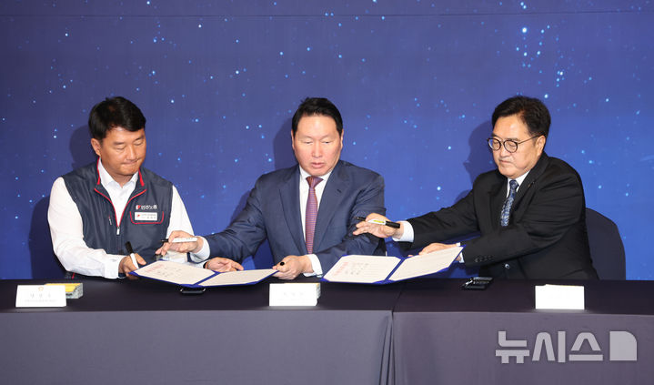 [서울=뉴시스] 김명년 기자 = 우원식(오른쪽) 국회의장이 15일 서울 여의도 국회 사랑재에서 열린 사회적 대화 공동선언식에서 서명을 하고 있다. 왼쪽부터 양경수 민주노총 위원장, 최태원 대한상공회의소 회장, 우 의장. 2025.10.15. kmn@newsis.com