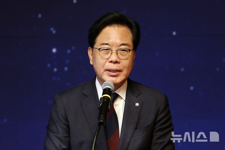 [서울=뉴시스] 김명년 기자 = 송언석 국민의힘 원내대표가 15일 서울 여의도 국회 사랑재에서 열린 사회적 대화 공동선언식에서 발언하고 있다. 2025.10.15. kmn@newsis.com