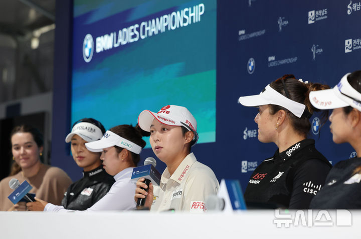 [해남=뉴시스] 권창회 기자 = 15일 오후 전남 해남 파인비치 골프링크스에서 열린 BMW 레이디스 챔피언십 2025 미디어데이에서 김효주가 취재진 질문에 답하고 있다. 2025.10.15. kch0523@newsis.com