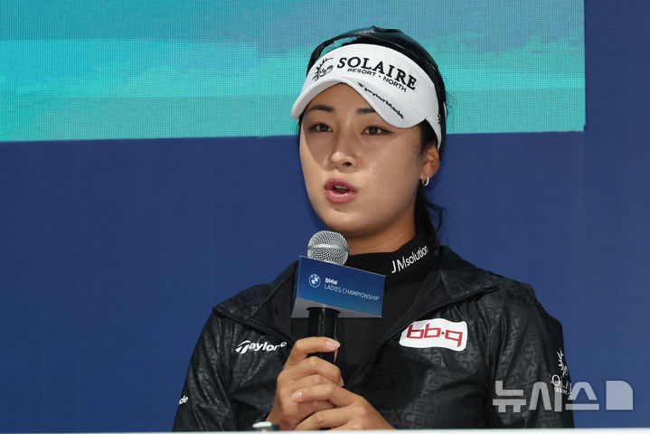 [해남=뉴시스] 권창회 기자 = 15일 오후 전남 해남 파인비치 골프링크스에서 열린 BMW 레이디스 챔피언십 2025 미디어데이에서 윤이나가 취재진 질문에 답하고 있다. 2025.10.15. kch0523@newsis.com