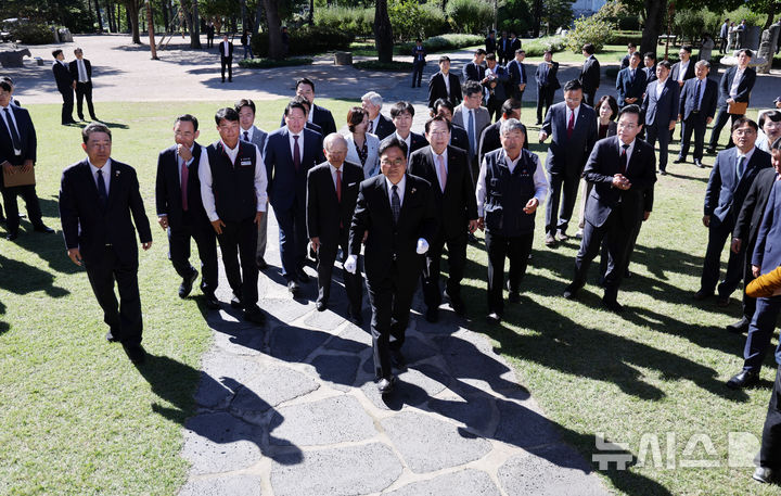 [서울=뉴시스] 김명년 기자 = 우원식 국회의장을 비롯한 노사 5단체 대표들 및 참석자들이 15일 서울 여의도 국회 사랑재에서 열린 사회적 대화 공동선언식에 참석하고 잇다. 2025.10.15. kmn@newsis.com