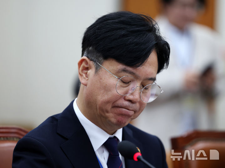 [서울=뉴시스] 김명년 기자 = 김영훈 고용노동부 장관이 5일 서울 여의도 국회 기후에너지환경노동위원회에서 열린 노동부 등에 대한 국정감사에 출석해 눈을 감고 있다. 2025.10.15. kmn@newsis.com