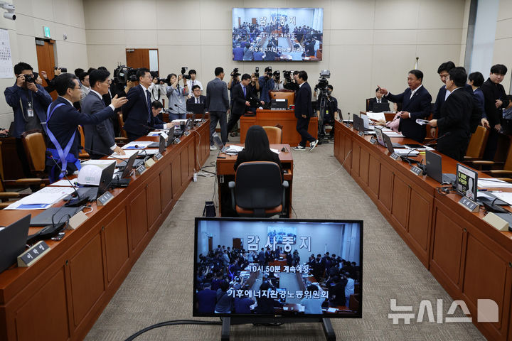 [서울=뉴시스] 김명년 기자 = 5일 서울 여의도 국회 기후에너지환경노동위원회에서 열린 노동부 등에 대한 국정감사에서 여야 의원들이 간첩혐의 민주노총 간부들에 대한 증인 채택 관련해 언쟁하고 있다. 2025.10.15. kmn@newsis.com