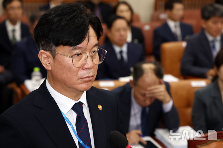 [서울=뉴시스] 김명년 기자 = 김영훈 고용노동부 장관이 15일 서울 여의도 국회 기후에너지환경노동위원회에서 열린 노동부 등에 대한 국정감사에 출석해 인사말을 하기 위해 대기하고 있다. 2025.10.15. kmn@newsis.com