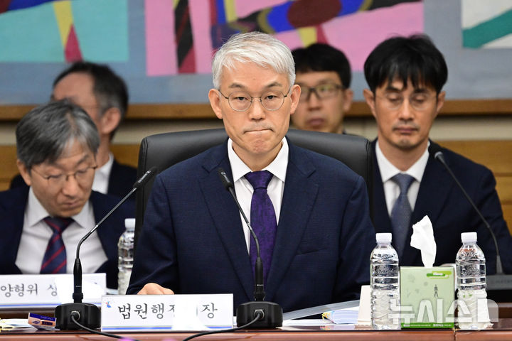 [서울=뉴시스] 국회사진기자단 = 천대엽 법원행정처장이 15일 서울 서초구 대법원에서 열린 국회 법제사법위원회의 대법원에 대한 현장 국정감사에 출석해 감사 진행을 기다리고 있다. 2025.10.15. photo@newsis.com