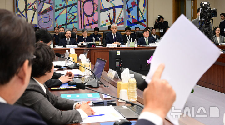 [서울=뉴시스] 국회사진기자단 = 신동욱 국민의힘 의원이 15일 서울 서초구 대법원에서 열린 국회 법제사법위원회의 대법원 현장 국정감사에서 천대엽 법원행정처장 등에게 '이재명 대통령의 재판 관련 서류'를 제공해선 안 된다고 말하고 있다. 2025.10.15. photo@newsis.com