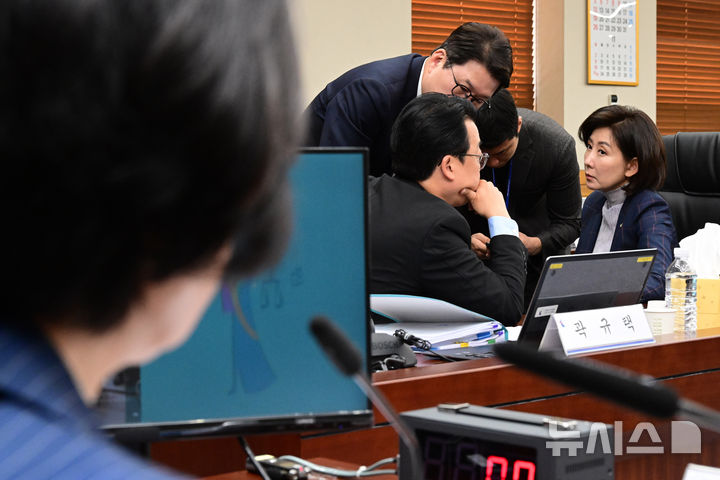 [서울=뉴시스] 국회사진기자단 = 나경원 국민의힘 의원을 비롯한 소속 의원들이 15일 서울 서초구 대법원에서 예정된 대법원 국정감사를 기다리고 있다. 2025.10.15. photo@newsis.com