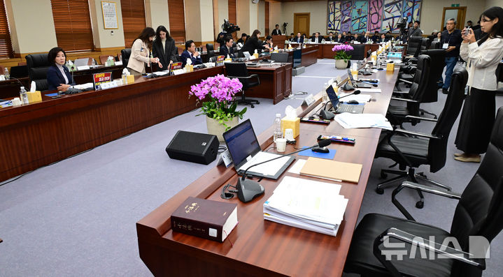 [서울=뉴시스] 국회사진기자단 = 15일 서울 서초구 대법원에서 열린 국회 법제사법위원회의 대법원 현장 국정감사가 실시된 가운데 국민의힘 소속 위원을 제외한 법사위원들이 현장 점검에 나서 빈 자리가 보이고 있다. 2025.10.15. photo@newsis.com