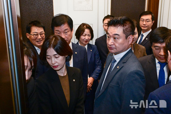 [서울=뉴시스] 국회사진기자단 = 추미애 법제사법위원장과 국민의힘 소속 의원을 제외한 법제사법위원들이 15일 서울 서초구 대법원에서 현장 점검을 위해 승강기에 오르고 있다. 2025.10.15. photo@newsis.com