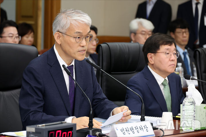 [서울=뉴시스] 국회사진기자단 = 천대엽 법원행정처 처장이 15일 오전 서울 서초구 대법원에서 열린 국회 법제사법위원회 국정감사에서 추미애 위원장의 발언에 답하고 있다. 2025.10.15. photo@newsis.com