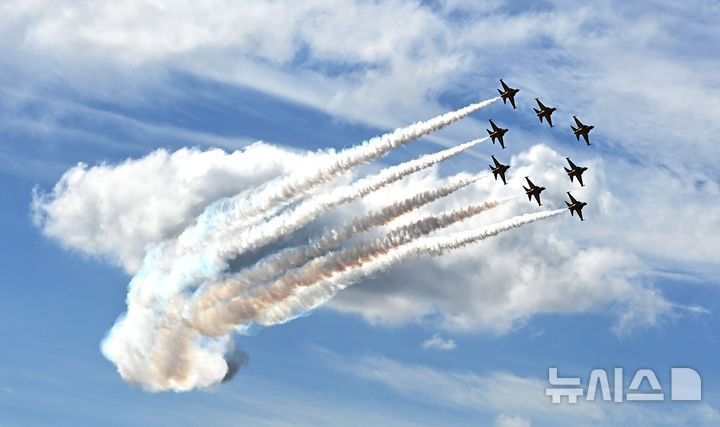 [성남=뉴시스] 김종택 기자 = 서울 국제 항공우주 및 방위산업 전시회(서울 ADEX) 개막을 이틀 앞둔 15일 경기 성남시 서울공항 상공에서 공군 특수비행팀 블랙이글스가 곡예비행과 정밀 편대비행을 펼치며 사전 리허설 비행을 하고 있다. 2025.10.15. jtk@newsis.com