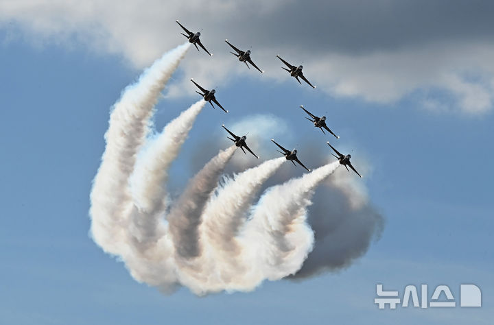 [성남=뉴시스] 김종택 기자 = 서울 국제 항공우주 및 방위산업 전시회(서울 ADEX) 개막을 이틀 앞둔 15일 경기 성남시 서울공항 상공에서 공군 특수비행팀 블랙이글스가 곡예비행과 정밀 편대비행을 펼치며 사전 리허설 비행을 하고 있다. 2025.10.15. jtk@newsis.com