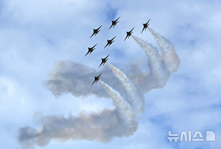 [성남=뉴시스] 김종택 기자 = 서울 국제 항공우주 및 방위산업 전시회(서울 ADEX) 개막을 이틀 앞둔 15일 경기 성남시 서울공항 상공에서 공군 특수비행팀 블랙이글스가 곡예비행과 정밀 편대비행을 펼치며 사전 리허설 비행을 하고 있다. 2025.10.15. jtk@newsis.com