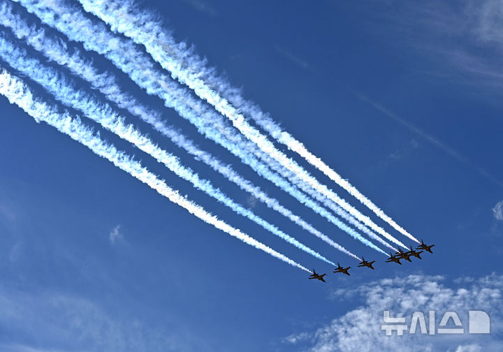 [성남=뉴시스] 김종택 기자 = 서울 국제 항공우주 및 방위산업 전시회(서울 ADEX) 개막을 이틀 앞둔 15일 경기 성남시 서울공항 상공에서 공군 특수비행팀 블랙이글스가 곡예비행과 정밀 편대비행을 펼치며 사전 리허설 비행을 하고 있다. 2025.10.15. jtk@newsis.com