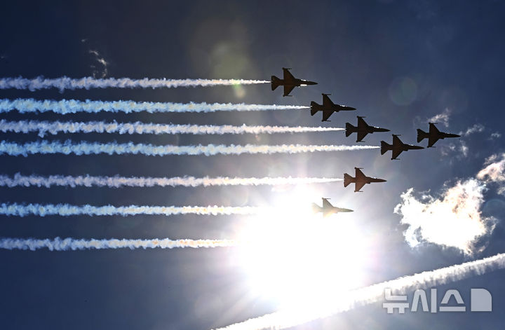 [성남=뉴시스] 김종택 기자 = 서울 국제 항공우주 및 방위산업 전시회(서울 ADEX) 개막을 이틀 앞둔 15일 경기 성남시 서울공항 상공에서 공군 특수비행팀 블랙이글스가 곡예비행과 정밀 편대비행을 펼치며 사전 리허설 비행을 하고 있다. 2025.10.15. jtk@newsis.com