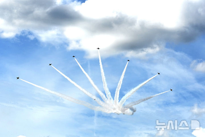 [성남=뉴시스] 김종택 기자 = 서울 국제 항공우주 및 방위산업 전시회(서울 ADEX) 개막을 이틀 앞둔 15일 경기 성남시 서울공항 상공에서 공군 특수비행팀 블랙이글스가 곡예비행과 정밀 편대비행을 펼치며 사전 리허설 비행을 하고 있다. 2025.10.15. jtk@newsis.com