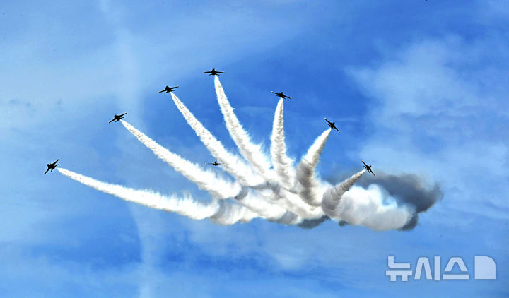 [성남=뉴시스] 김종택 기자 = 서울 국제 항공우주 및 방위산업 전시회(서울 ADEX) 개막을 이틀 앞둔 15일 경기 성남시 서울공항 상공에서 공군 특수비행팀 블랙이글스가 곡예비행과 정밀 편대비행을 펼치며 사전 리허설 비행을 하고 있다. 2025.10.15. jtk@newsis.com