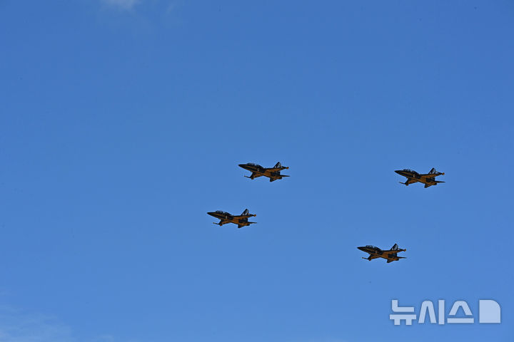 [성남=뉴시스] 김종택 기자 = 서울 국제 항공우주 및 방위산업 전시회(서울 ADEX) 개막을 이틀 앞둔 15일 경기 성남시 서울공항 상공에서 공군 특수비행팀 블랙이글스가 곡예비행과 정밀 편대비행을 펼치며 사전 리허설 비행을 하고 있다. 2025.10.15. jtk@newsis.com