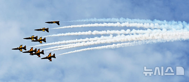 [성남=뉴시스] 김종택 기자 = 서울 국제 항공우주 및 방위산업 전시회(서울 ADEX) 개막을 이틀 앞둔 15일 경기 성남시 서울공항 상공에서 공군 특수비행팀 블랙이글스가 곡예비행과 정밀 편대비행을 펼치며 사전 리허설 비행을 하고 있다. 2025.10.15. jtk@newsis.com