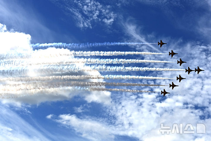 [성남=뉴시스] 김종택 기자 = 서울 국제 항공우주 및 방위산업 전시회(서울 ADEX) 개막을 이틀 앞둔 15일 경기 성남시 서울공항 상공에서 공군 특수비행팀 블랙이글스가 곡예비행과 정밀 편대비행을 펼치며 사전 리허설 비행을 하고 있다. 2025.10.15. jtk@newsis.com