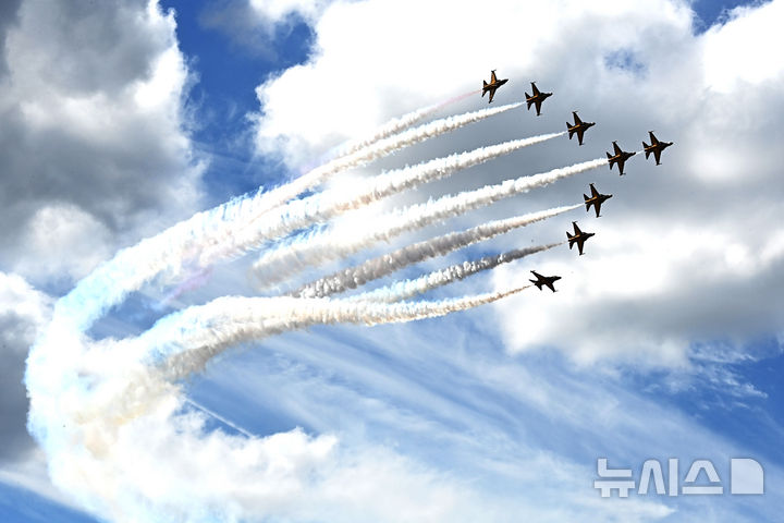 [성남=뉴시스] 김종택 기자 = 서울 국제 항공우주 및 방위산업 전시회(서울 ADEX) 개막을 이틀 앞둔 15일 경기 성남시 서울공항 상공에서 공군 특수비행팀 블랙이글스가 곡예비행과 정밀 편대비행을 펼치며 사전 리허설 비행을 하고 있다. 2025.10.15. jtk@newsis.com