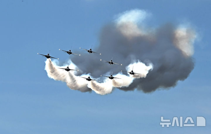 [성남=뉴시스] 김종택 기자 = 서울 국제 항공우주 및 방위산업 전시회(서울 ADEX) 개막을 이틀 앞둔 15일 경기 성남시 서울공항 상공에서 공군 특수비행팀 블랙이글스가 곡예비행과 정밀 편대비행을 펼치며 사전 리허설 비행을 하고 있다. 2025.10.15. jtk@newsis.com