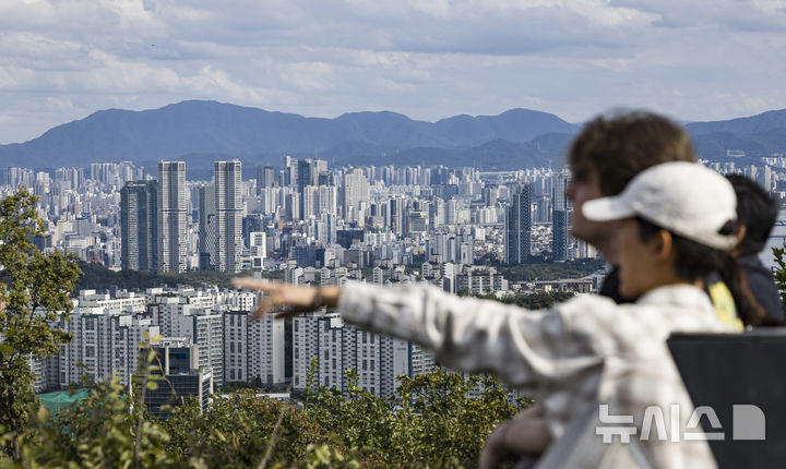 [서울=뉴시스] 김근수 기자 = 정부가 10·15 부동산 대책을 발표한 15일 오후 서울 남산에서 성동구와 광진구 일대 아파트 단지가 보이고 있다.정부가 6·27 대출 규제과 9·7공급대책에 이어 발표한 추가 대책은 기존 규제지역인 강남3구·용산구를 포함한 서울 25개 구 전역과 한강 이남의 경기도 12곳 등 총 27곳을 조정대상지역·투기과열지구·토지거래허가구역 등 '삼중 규제지역'으로 묶고 금융규제까지 강화하는 내용이다. 2025.10.15. ks@newsis.com