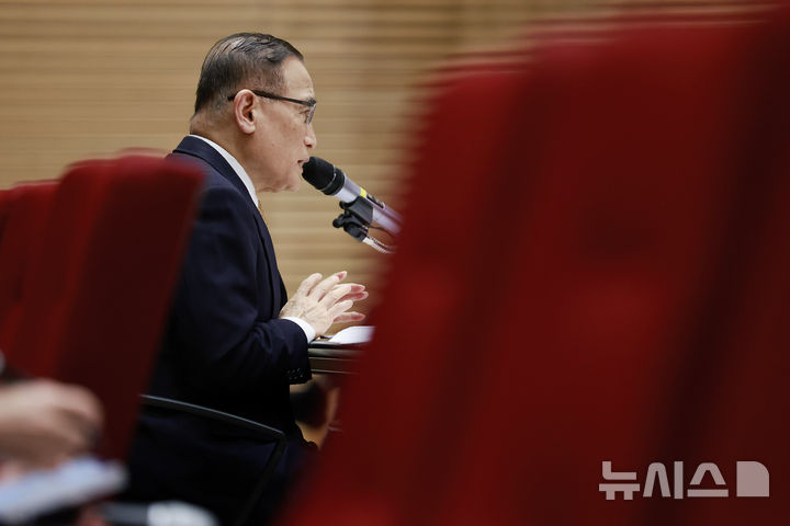 [서울=뉴시스] 최동준 기자 = 위성락 국가안보실장이 15일 서울 용산 대통령실 청사에서 캄보디아 사태에 대한 정부의 대응 현황 관련 브리핑을 하고 있다. 2025.10.15. photocdj@newsis.com