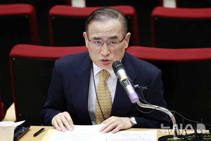 [서울=뉴시스] 최동준 기자 = 위성락 국가안보실장이 15일 서울 용산 대통령실 청사에서 캄보디아 사태에 대한 정부의 대응 현황 관련 브리핑을 하고 있다. 2025.10.15. photocdj@newsis.com