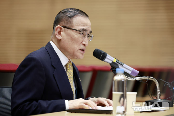 [서울=뉴시스] 최동준 기자 = 위성락 국가안보실장이 15일 서울 용산 대통령실 청사에서 캄보디아 사태에 대한 정부의 대응 현황 관련 브리핑을 하고 있다. 2025.10.15. photocdj@newsis.com