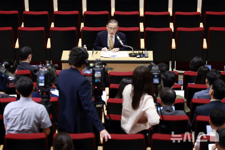[서울=뉴시스] 최동준 기자 = 위성락 국가안보실장이 15일 서울 용산 대통령실 청사에서 캄보디아 사태에 대한 정부의 대응 현황 관련 브리핑을 하고 있다. 2025.10.15. photocdj@newsis.com