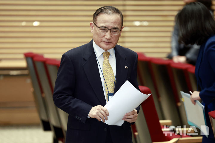 [서울=뉴시스] 최동준 기자 = 위성락 국가안보실장이 15일 서울 용산 대통령실 청사에서 캄보디아 사태에 대한 정부의 대응 현황 관련 브리핑을 하기 위해 입장하고 있다. 2025.10.15. photocdj@newsis.com