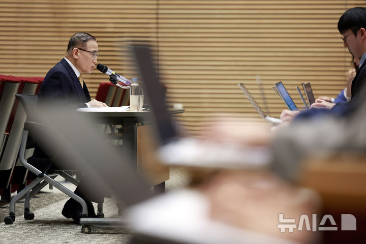 [서울=뉴시스] 최동준 기자 = 위성락 국가안보실장이 15일 서울 용산 대통령실 청사에서 캄보디아 사태에 대한 정부의 대응 현황 관련 브리핑을 하고 있다. 2025.10.15. photocdj@newsis.com