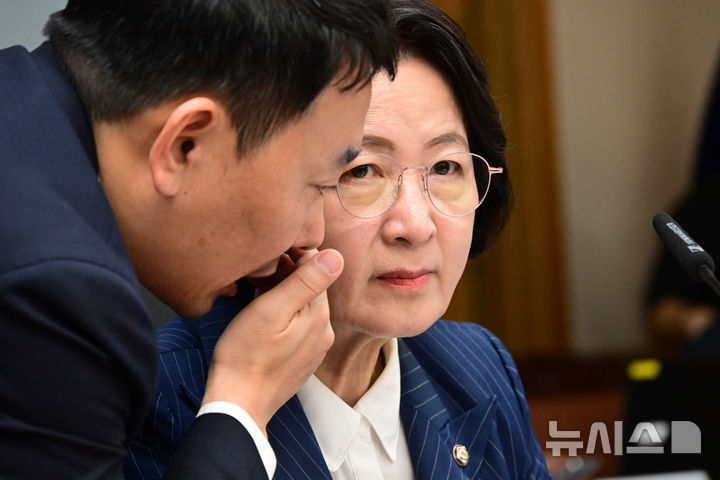 [서울=뉴시스] 국회사진기자단 = 추미애 국회 법제사법위원장이 15일 오전 서울 서초구 대법원에서 열린 전체회의에서 김용민 더불어민주당 의원과 귀엣말을 하고 있다. 2025.10.15. photo@newsis.com