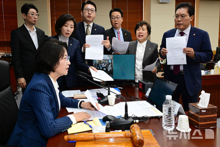 [서울=뉴시스] 국회사진기자단 = 나경원 국민의힘 의원을 비롯한 의원들이 15일 오전 서울 서초구 대법원에서 열린 전체회의에서 '이재명 대통령의 공직선거법위반 사건에 대한 대법원 전원합의체 관련 서류 제출 요구의 건' 처리에 반발하고 있다. 2025.10.15. photo@newsis.com