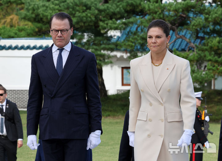 [서울=뉴시스] 배훈식 기자 = 방한한 빅토리아 스웨덴 왕세녀 내외가 15일 오후 서울 동작구 국립서울현충원 현충탑 참배를 위해 이동하고 있다. 2025.10.15. dahora83@newsis.com