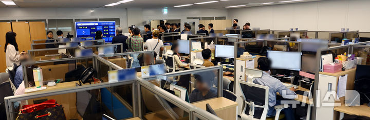 [서울=뉴시스] 박주성 기자 = 유재성 경찰청장 직무대행을 비롯한 참석자들이 15일 오후 서울 KT광화문 빌딩 WEST에서 열린 범정부 합동 전기통신금융사기 통합 대응단 개소식에서 신고대응센터 상담팀을 둘러보고 있다. 2025.10.15. park7691@newsis.com