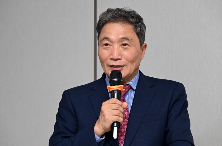 [서울=뉴시스] 공항사진기자단 = 이학재 인천공항공사 사장이 14일(현지시간) 우즈베키스탄 타쉬겐트 인터컨티넨탈 호텔에서 열린 타쉬겐트 국제공항 운영계약 체결식에서 인사말을 하고 있다. 인천공항공사는 사업비 약 7.4조원 규모의 타슈켄트 신공항 사업을 주관하는 비전 베스트먼트에 향후 5년간 공항 건설 및 운영 전반에 컨설팅을 제공한다. 2025.10.17. photo@newsis.com *재판매 및 DB 금지