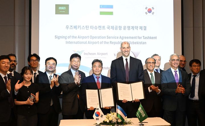 [서울=뉴시스] 공항사진기자단 = 이학재 인천공항공사 사장과 오마르 알미다니 비전 인베스트먼트 대표가 14일(현지시간) 우즈베키스탄 타쉬겐트 인터컨티넨탈 호텔에서 열린 타쉬겐트 국제공항 운영계약 체결식에서 참석자들과 기념촬영을 하고 있다. 인천공항공사는 사업비 약 7.4조원 규모의 타슈켄트 신공항 사업을 주관하는 비전 베스트먼트에 향후 5년간 공항 건설 및 운영 전반에 컨설팅을 제공한다. 2025.10.17. photo@newsis.com *재판매 및 DB 금지