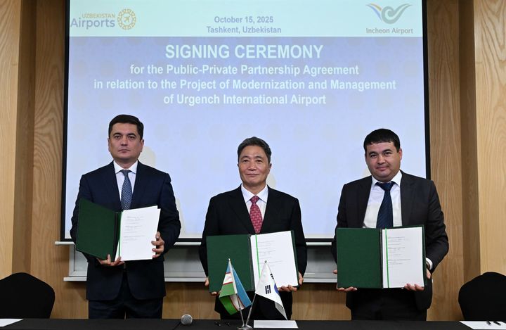 [서울=뉴시스] 공항사진기자단 = 이학재(가운데) 인천공항공사 사장과 자블론벡 오이벡오비치 우즈베키스탄공항공사(왼쪽) 사장, 마카리모프 아이벡 우르겐치 공항장이 15일(현지시간) 우즈베키스탄 타쉬겐트 롯데호텔에서 열린 우르겐치공항 개발 및 운영 계약 체결식에서 기념촬영을 하고 있다. 2025.10.17. photo@newsis.com *재판매 및 DB 금지